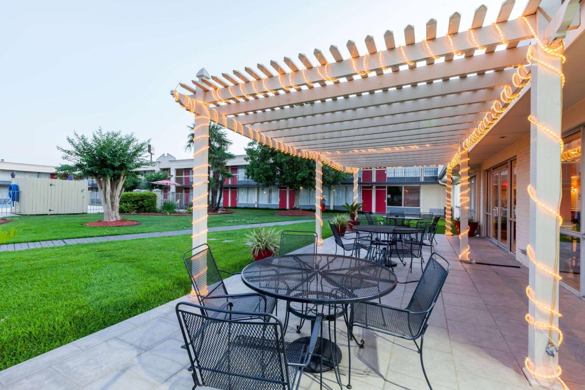 Ramada By Wyndham New Iberia Hotell Eksteriør bilde